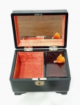 Elegante caixa porta joia musical em madeira laqueada finamente decorada com bela cena oriental e rica incrustação de Abalone. Interior forrado com tecido e espelho. Japão meados do século XX. Excelente estado de conservação. mede 10 x 15 x 11 cm. Mecanismo musical Japonês a corda com bela música.
