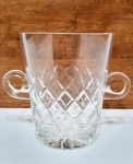 Elegante balde para gelo finamente trabalhado em cristal de tonalidade translúcida, ricamente lapidado, duas alças. Mede 15 cm de altura x 13 cm de diâmetro da boca sem alça. Perfeito estado de conservação.