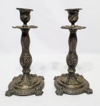 Charmoso par de castiçais executados em metal espessurado á prata de excelente fundição, ricamente trabalhados adornados por lindos detalhes. Medem 23 cm de altura x 14 cm de diâmetro dos pés da base.