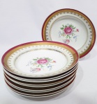 SCHIMIDT - Lindíssimo conjunto de dez pratos fundos executados finamente em porcelana perolizada de excelente qualidade e manufatura nacional, rico trabalho floral ao centro e filetes e coberturas á ouro. Bom estado de conservação. Medem 4,5 cm de altura x 23 cm de diâmetro.