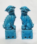 Clássico Par de Cães de Fó em antiga porcelana Chinesa, ambos em perfeito estado de conservação. Medem 15,5 x 5,5 x 3,5 cm cada. NOTA: Os Cães de Fó são os antigos cães sagrados da Ásia, que guardavam, e guardam, os templos budistas. A associação entre esses cães e Buda é de grande significado. Os Cães de Fó têm a aparência de um leão. O leão na religião budista é visto como sagrado, e por vezes tem sido oferecido ao Buda como um sacrifício
