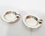 SAINT JAMES - Elegante par de cinzeiros executados em metal espessurado á prata de excepcional qualidade e manufatura. Medem 9,5 cm de diâmetro cada. Perfeito estado de conservação.