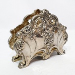 Elegante porta guardanapos executado em metal espessurado á prata de ótima fundição, ricamente decorado com volutas e motivo floral. Mede 12,5 x 16 x 05 cm. Bom estado de conservação.
