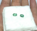 Precioso par de Esmeraldas Colombiana de excelente qualidade e clareza , clássica lapidação oval brilhante, totalizando 0.97 cts medindo aprox 6.0 x 4.2 x 3.1 mm . ótimo investimento para montar uma joia de qualidade . origem Colômbia.
