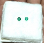 Precioso par de Esmeraldas Colombiana de excelente qualidade e clareza , clássica lapidação diamante, totalizando 0.70 cts medindo aprox 3.7 x 2.2 mm . ótimo investimento para montar uma joia de qualidade . origem Colômbia.