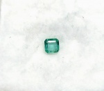 Preciosa esmeralda de excelente qualidade e clareza , clássica lapidação octogonal brilhante padrão Esmeralda pesando 0.60 cts medindo 5.0 x 5.0 x 2.8 mm . Origem Colômbia . excelente investimento para montar uma joia de qualidade .
