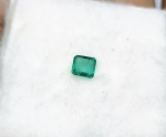Preciosa esmeralda de excelente qualidade e clareza , clássica lapidação octogonal brilhante padrão Esmeralda pesando 0.58 cts medindo 5.0 x 4.5 x 2.8 mm . Origem Colômbia . excelente investimento para montar uma joia de qualidade .