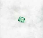 Preciosa esmeralda de excelente qualidade e clareza , clássica lapidação octogonal brilhante padrão Esmeralda pesando 0.43 cts medindo 4.8 x 3.9 x 2.5 mm . Origem Colômbia . excelente investimento para montar uma joia de qualidade .
