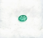 Preciosa esmeralda de excelente qualidade e clareza , clássica lapidação oval brilhante padrão Esmeralda pesando 0.87 cts medindo 7.7 x 5.5 x 3.1 mm . Origem Colômbia . excelente investimento para montar uma joia de qualidade. Possui incisões naturais.