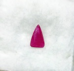 Precioso Ruby de excelente qualidade e clareza, rara lapidação triangular pesando 1.55 cts medindo aprox  11 x 7.0 mm . ótimo investimento para montar uma joia de qualidade . origem Moçambique, África.