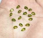 Precioso e raro lote de Belíssimos Peridotos , composto por 16 unidades totalizando 6.71 cts , clássica lapidação pera brilhante medindo aprox 6.0 x 4.0 mm cada . Excelente qualidade e clareza IF. oportunidade única para montar uma joia de qualidade . Origem Paquistão .
