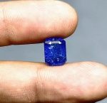 Belíssima e Preciosa Tanzanita extra de excelente qualidade e clareza IF , clássica lapidação octogonal brilhante, pesando 5.98 cts medindo aprox 11 x 8.0 x 5.0 mm . ótimo investimento para montar uma joia de qualidade . origem Tanzânia. Possui incisões naturais.