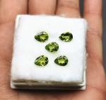 Precioso e raro lote de Belíssimos Peridotos , composto por 05 unidades totalizando 6.26 cts , clássica lapidação pera brilhante medindo aprox 8.0 x 6.0 mm cada . Excelente qualidade e clareza IF. oportunidade única para montar uma joia de qualidade . Origem Paquistão .