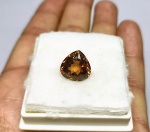 Precioso e Belíssimo Topázio Champanhe Imperial 100% natural de 11.85 cts , Extraordinária qualidade e clareza transparente IF , clássica lapidação pera brilhante medindo 13.0 x 12.0 x 9.0 mm . ótimo investimento para montar uma joia de qualidade . Perfeita . origem Brasil . Gema preciosa devido a suas dimensões .