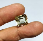 Precioso e raríssima Escapolita extra de 9.80 cts , Excelente qualidade e clareza transparente, bela lapidação octogonal brilhante medindo aprox 13 x 11.5 x 8.5 mm . ótimo investimento para montar uma joia de qualidade . Perfeita . origem  África.