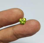 Preciosa Safira Green extra de excelente qualidade e clareza , belíssima lapidação coração brilhante pesando 1.59 cts medindo aprox 8.0 x 7.5 x 4.0 mm . ótimo investimento para montar uma joia de qualidade. origem África.