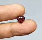 Rara Granada Rodolita extra 100% natural de excelente qualidade e clareza VS, belíssima lapidação gota brilhante , pesando 4.28 cts medindo 9.0 x 8.5 x 4.5 mm . ótimo investimento para montar uma joia de qualidade . origem Moçambique, África . Gema preciosa devido a seu tamanho e forte coloração .