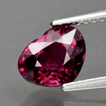 Rara Granada Rodolita extra 100% natural de excelente qualidade e clareza VS, belíssima lapidação coração brilhante , pesando 1.75 cts medindo 7.3 x 6.0 x 4.2 mm . ótimo investimento para montar uma joia de qualidade . origem Moçambique, África . Gema preciosa devido a seu tamanho e forte coloração .