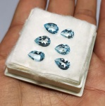 Precioso lote de Belíssimos Topázios Sky Blue , composto por 06 unidades totalizando 9.81 cts , clássica lapidação pera brilhante, medindo aprox 9.0 x 6.0 x 4.0 mm cada . Excelente qualidade e clareza VS/VS1 . oportunidade única para montar uma joia de qualidade . Origem Brasil.