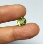 Rara Apatita Yellow extra 100% natural de excelente qualidade e clareza VS, belíssima lapidação oval brilhante , pesando 4.47 cts medindo 10.41 x 9.64 x 6.39 mm . ótimo investimento para montar uma joia de qualidade . origem Moçambique, África . Gema preciosa devido a seu tamanho e forte coloração .