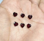 Precioso e raríssimo lote de Granadas Rodolita extra, composto por 06 unidades totalizando 4.90 cts , clássica lapidação coração brilhante medindo 5.95 x 5.75 x 2.41 mm cada . Excelente qualidade e clareza VVS . oportunidade única para montar uma joia de qualidade . Origem Moçambique, África.