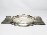 WOLFF - Antiga e elegante base para tinteiro executado em metal espessurado á prata de excelente fundição, clássico e rico trabalho Wolff. Mede 36 x 18 x 06 cm. Bom estado de conservação. Brasil meados do Século XX.