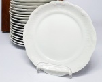 Lindo jogo de porcelana composto por 18 pratos rasos executados em porcelana de ótima manufatura nacional, belo trabalho nas bordas. Medem 19 cm de diâmetro cada. Perfeito estado de conservação.