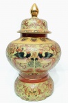 SATSUMA - Majestoso e lindíssimo potishe executado finamente em porcelana oriental de excelente qualidade, ricamente decorado por filetes á ouro, ornamentação floral e motivo de fênix. Mede 50 cm de altura x 20 cm de diâmetro da tampa. Meados do Século XX. Bom estado de conservação, possui pequeno reparo vide foto extra.
