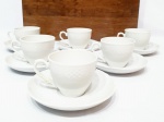 Elegante jogo de seis xícaras para chá com seus respectivos pires, executadas finamente em porcelana de ótima manufatura nacional. Medem 7 cm de altura x 14,5 cm de diâmetro dos pires. Perfeito estado de conservação.