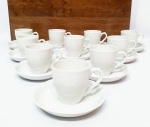 Elegante jogo de dez xícaras para café com seus respectivos pires, executadas finamente em porcelana de ótima manufatura nacional. Medem 6,5 cm de altura x 10,5 cm de diâmetro dos pires. Perfeito estado de conservação.