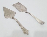 ITÁLIA - Elegante lote composto por duas espátulas executadas finamente em metal espessurado á prata de ótima fundição italiana, ricamente decoradas. Medem aproximadamente 30 cm de comprimento cada. Bom estado de conservação.