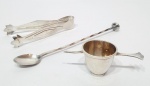 Elegante jogo de serviço para drinks composto por um dosador Wolff, 1 colher bailarina Eberle e um pegador de gelo, ambos executados em metal espessurado á prata de ótima fundição. Bailarina mede 25,5 cm de comprimento. Bom estado de conservação.