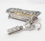 Belíssima espevitadeira executada finamente em metal espessurado á prata de excepcional fundição, ricamente trabalhados com ornamentações florais e volutas. Perfeito estado de conservação. Mede 4,5 x 20 x 10 cm. e tesoura 13,5 cm de comprimento. Marca de manufatura e fundição.