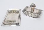 WOLFF - Antigo e raro lote para escritório composto por porta notas e mata borrão executados finamente em metal espessurado á prata de ótima fundição, rico trabalho de folhagens. Porta notas mede 19 x 10,5 cm. Bom estado de conservação.