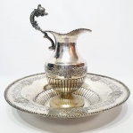 Lindíssimo e elegante Gomil finamente executado em metal espessura a prata de excelente fundição, adornado com bela ornamentação floral e pega ricamente trabalhada com motivo de dragão da mitologia . Mede 30 cm de altura x 35 cm de diâmetro da bacia. Bom estado de conservação. Europa séc XIX.