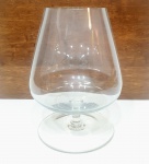 Grande vaso executado em cristal de tonalidade translúcida de ótima manufatura, design moderno em formato de taça de conhaque. Mede 26 cm de altura x 16 cm de diâmetro. Perfeito estado de conservação.