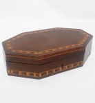 Antiga e elegante caixa executada finamente em madeira nobre adornada por rica e linda marchetaria. Mede 5,5 x 24 x 14 cm. Perfeito estado de conservação.