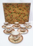 JAPÃO - GUEIXA E DRAGÕES - Antigo e belíssimo jogo de xícaras para café com seus respectivos pires finamente executadas em porcelana de excelente qualidade e manufatura oriental, ricamente decoradas com clássicos motivos de dragões em relevo e gueixa ao fundo das xícaras, acondicionadas em caixa original antiga. Medem 5,5 cm de altura x 9,5 cm de diâmetro. Japão meados do Século XX. Bom estado de conservação, uma xícara possui fio de cabelo conforme fotos extras.