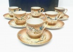 JAPÃO - GUEIXA E DRAGÕES - Clássico conjunto de xícaras para café Satsuma com seus respectivos pires em porcelana de excelente qualidade e manufatura oriental, ricamente decoradas com dragões em relevo e bela gueixa ao fundo. Medem 5,5 cm de altura x 9,5 cm de diâmetro. Japão meados do Século XX. Excelente estado de conservação, acondicionadas em estojo original.