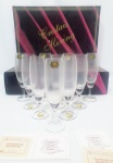 HERING - Elegante jogo de 10 taças para champanhe finamente executadas em cristal chumbo de tonalidade translúcida, hastes com clássica lapidação, possuem selos de manufatura Hering e acondicionadas em 2 caixas originais. Medem 19 cm de altura x 4 cm de diâmetro da boca. Perfeito estado de conservação.