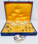 EBERLE - Elegante e lindo jogo de seis taças para sobremesa com respectivas colheres finamente trabalhas em metal prateado de ótima fundição e manufatura nacional. Acondicionadas em caixa original, sem uso. Medem 4,5 x 11 x 08 cm. e colheres 12,5 cm de comprimento. Necessita somente limpeza básica nas colheres, taças ainda com plástico da loja.