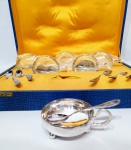 EBERLE - Elegante e lindo jogo de seis taças para sobremesa com respectivas colheres finamente trabalhas em metal prateado de ótima fundição e manufatura nacional. Acondicionadas em caixa original, sem uso. Medem 4,5 x 11 x 08 cm. e colheres 12,5 cm de comprimento. Necessita somente limpeza básica nas colheres, taças ainda com plástico da loja.