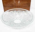 KIG - Grande e belíssima fruteira centro de mesa finamente executada em cristal de excelente qualidade e manufatura, tonalidade translúcida com linda variação de lapidações e rico trabalho na borda. Mede 10 cm de altura x 36 cm de diâmetro. Impecável estado de conservação.