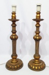 Clássica par de abajures finamente executados em madeira nobre policromada e decorada com rico acabamento. Brasil inicio do século XX. Medem 53 cm de altura x 16 cm de diâmetro da base. Ambos em perfeito estado de conservação.