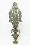 MAJESTOSA E PRECIOSA PALMA DE ALTAR EM ALPACA DE EXTRAORDINÁRIA FUNDIÇÃO, ADORNADA POR RICO TRABALHO FLORAL E FINO ACABAMENTO. BRASIL MEADOS DO SÉCULO XIX. EXCELENTE ESTADO DE CONSERVAÇÃO. MEDE APROX 90 CM DE ALTURA X 12 CM DE DIÂMETRO DA BASE.