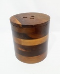 Antigo e elegante balde para gelo finamente trabalhado externamente em madeira marchetada de excelente qualidade, internamente com compartimento térmico. Mede 22,5 cm de altura x 21 cm de diâmetro. Perfeito estado de conservação.