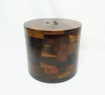 Antigo, elegante e grande balde para gelo finamente trabalhado externamente em madeira marchetada de excelente qualidade, internamente com compartimento térmico. Mede 28,5 cm de altura x 31,5 cm de diâmetro. Perfeito estado de conservação.