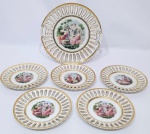 SCHIMIDT - Belíssimo conjunto para sobremesa porcelana fenestrada, finamente decorada com rico trabalho, filetes á ouro e linda cena idílica, composto por 1 prato para bolo e 5 pratos rasos para sobremesa. Prato para bolo mede  27,5 cm de diâmetro e pratos para sobremesa medem 17,5 cm de diâmetro. Perfeito estado de conservação. Marca da preciosa manufatura Schmidt sobre a base, Brasil meados do Século XX.