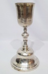 Antigo cálice litúrgico executado finamente em metal prateado de ótima fundição, rico trabalho na haste. Mede 25 cm de altura x 12,5 cm de diâmetro da base. no estado.