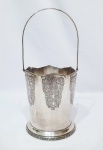PRATAS SPAM - Antigo e lindo balde para gelo executado em metal espessurado á prata de ótima fundição, inteiramente adornado por rico trabalho floral e de volutas. Mede 18 cm de altura com alça levantada x 12,5 cm de diâmetro da base. Bom estado de conservação.